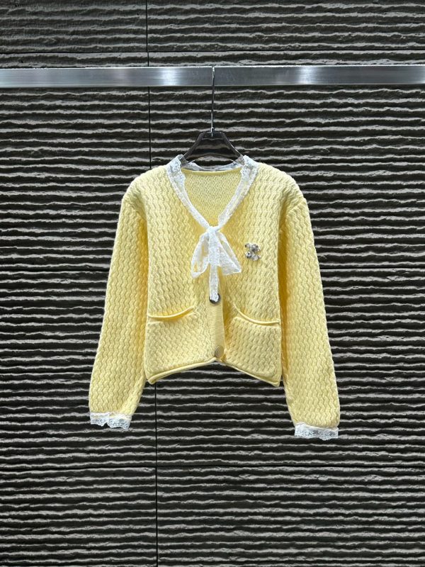 Chanel Autumn/Winter new lace patchwork knitted cardigan, free brooch included